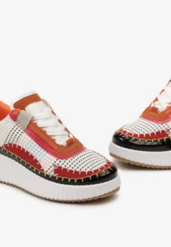 Biało-Pomarańczowe Sneakersy na Platformie Ozdobione Nitami i Patchworkowymi Wstawkami Jeneria
