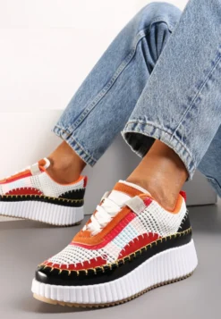 Biało-Pomarańczowe Sneakersy na Platformie Ozdobione Nitami i Patchworkowymi Wstawkami Jeneria
