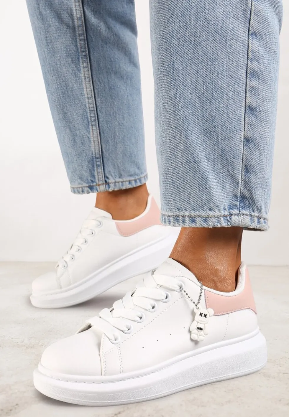 Biało-Różowe Casualowe Sneakersy z Zawieszką Misiem Ulevidia