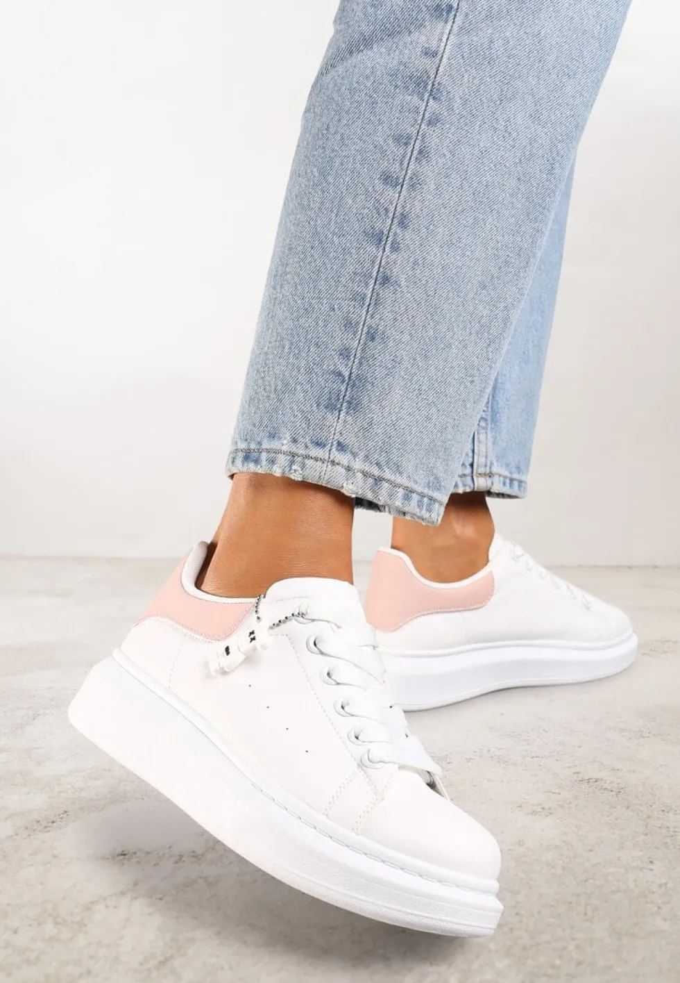 Biało-Różowe Casualowe Sneakersy z Zawieszką Misiem Ulevidia