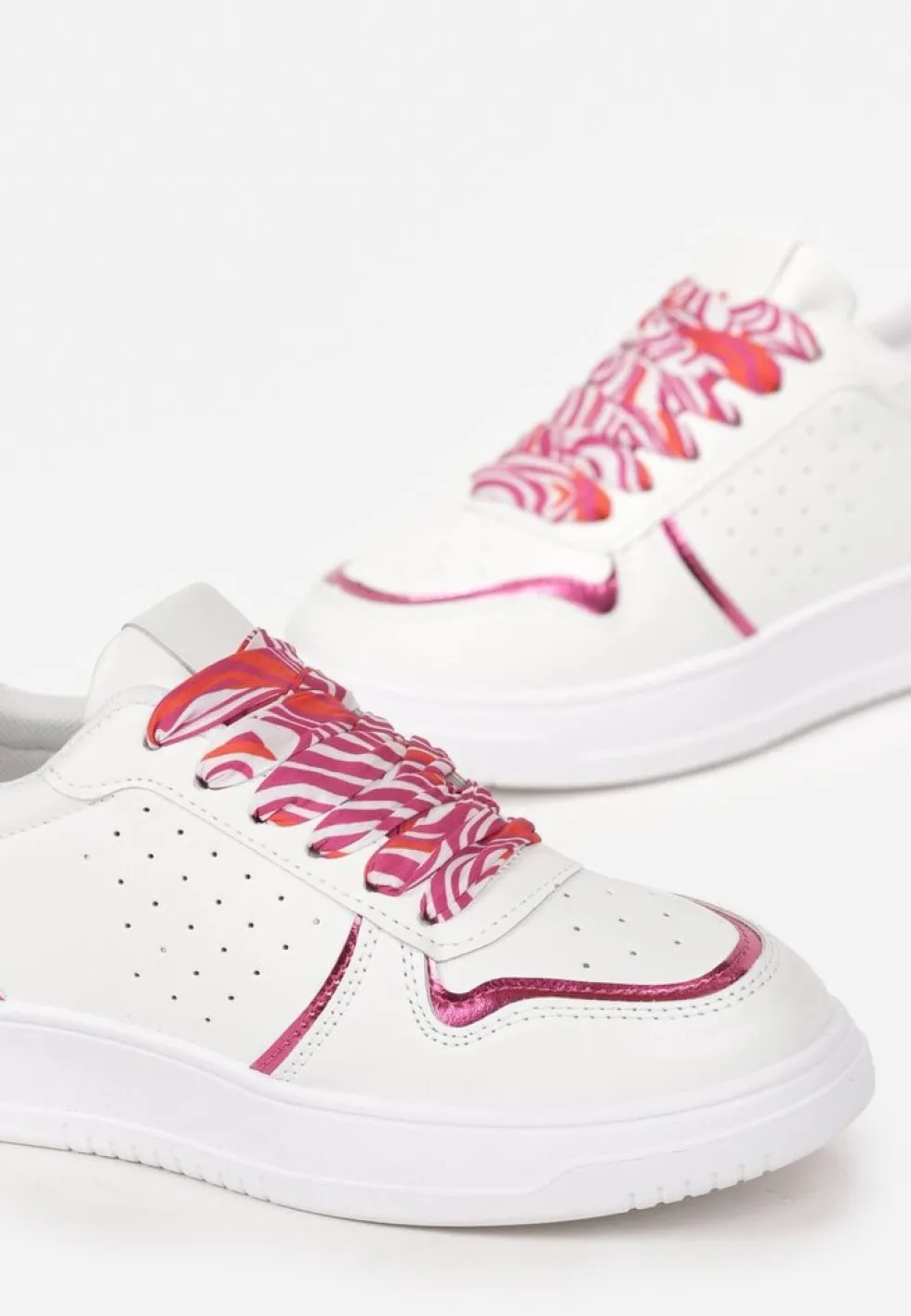 Biało-Różowe Sneakersy z Kolorowymi Sznurówkami i Metalicznymi Wstawkami Lania
