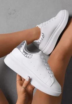 Biało-Srebrne Sneakersy na Niskiej Platformie w Klasycznym Stylu Lucid Dream