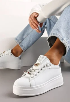 Biało-Srebrne Sneakersy na Platformie Ozdobione Odpinanymi Aplikacjami z Cyrkonii Neishi
