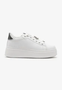 Biało-Srebrne Sneakersy na Platformie z Metalowymi Zawieszkami i Cyrkoniami Nioko