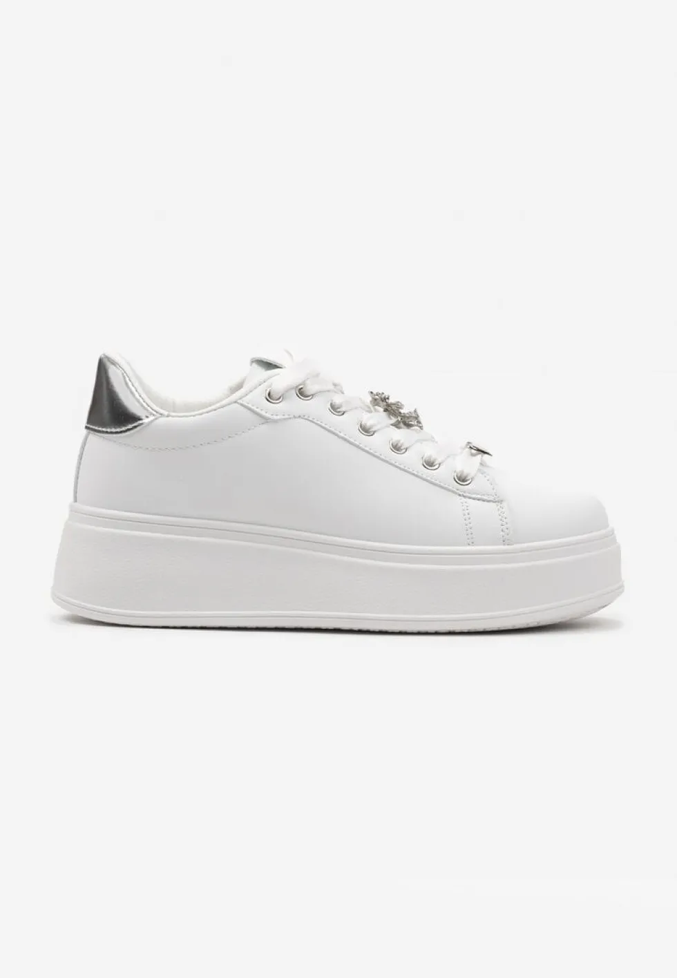 Biało-Srebrne Sneakersy na Platformie z Metalowymi Zawieszkami i Cyrkoniami Nioko