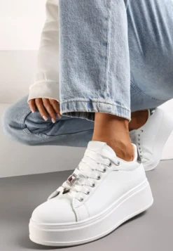 Biało-Srebrne Sneakersy na Platformie z Metalowymi Zawieszkami i Cyrkoniami Nioko