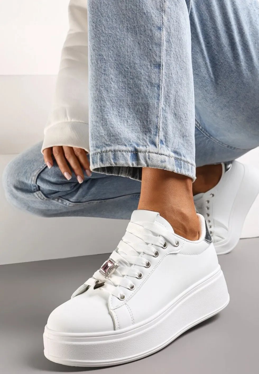 Biało-Srebrne Sneakersy na Platformie z Metalowymi Zawieszkami i Cyrkoniami Nioko