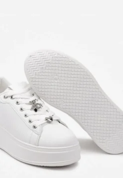 Biało-Srebrne Sneakersy na Platformie z Metalowymi Zawieszkami i Cyrkoniami Nioko