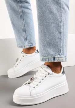 Biało-Srebrne Sneakersy na Platformie z Metalowymi Zawieszkami i Cyrkoniami Nioko