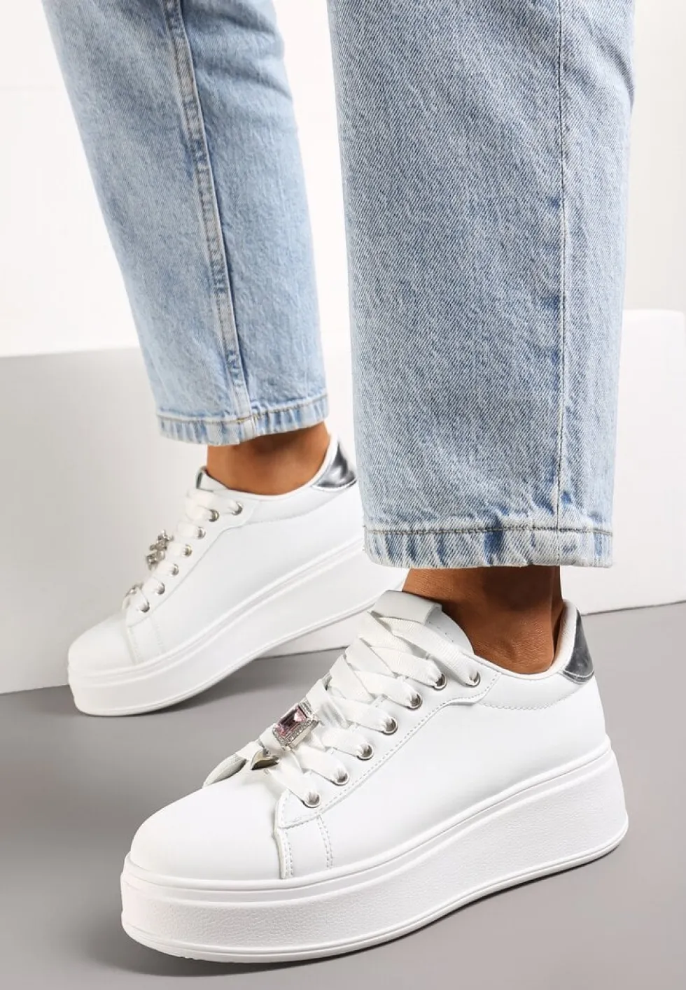 Biało-Srebrne Sneakersy na Platformie z Metalowymi Zawieszkami i Cyrkoniami Nioko