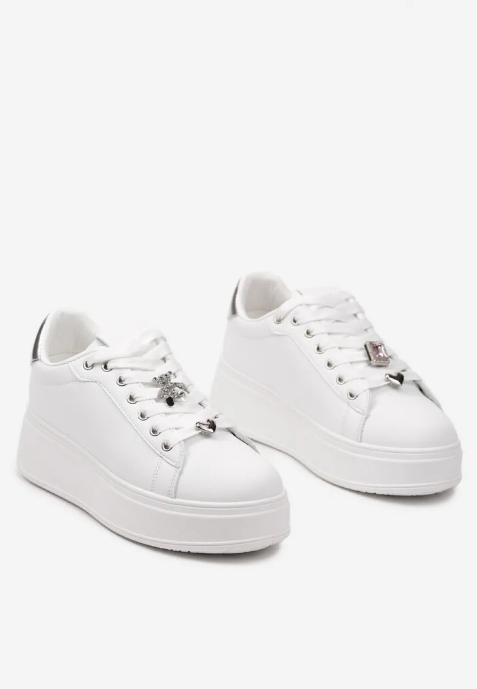Biało-Srebrne Sneakersy na Platformie z Metalowymi Zawieszkami i Cyrkoniami Nioko