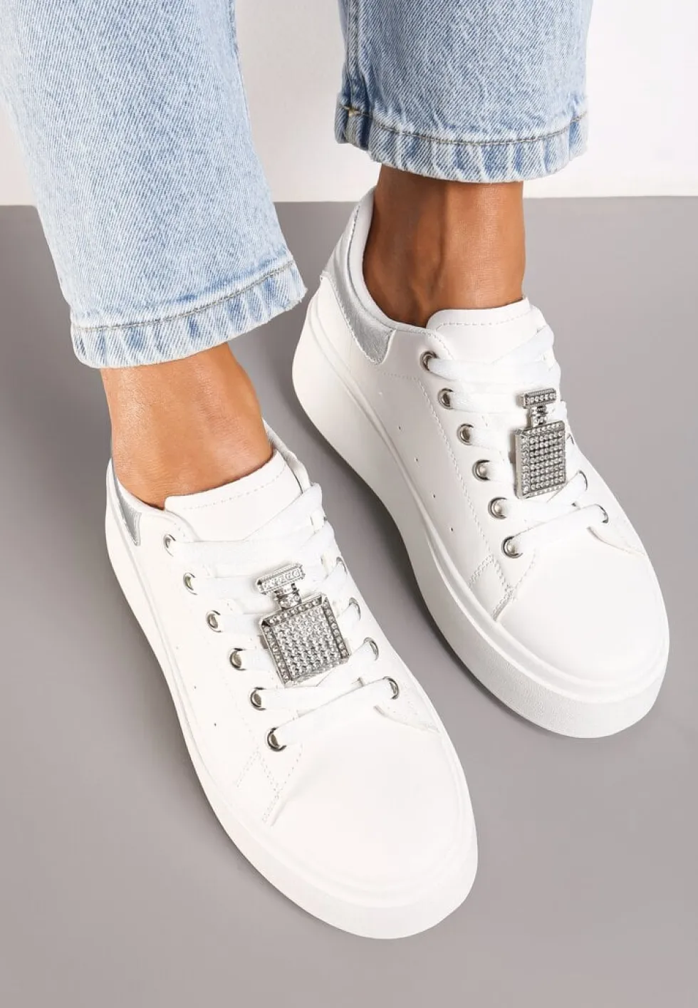 Biało-Srebrne Sneakersy na Platformie Ozdobione Cyrkoniami i Aplikacją 3D Daneria