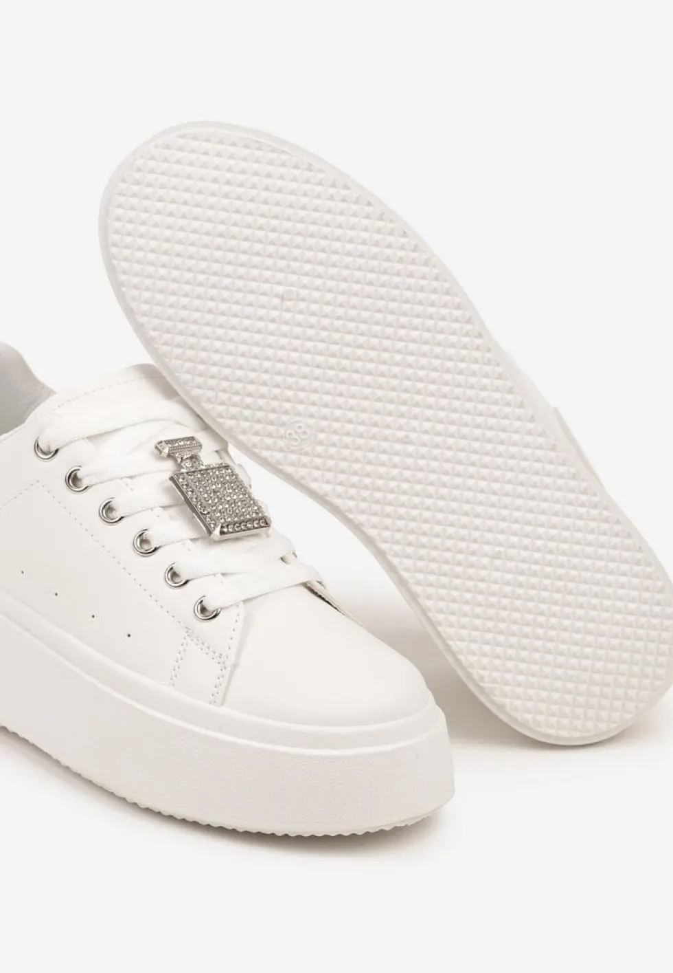 Biało-Srebrne Sneakersy na Platformie Ozdobione Cyrkoniami i Aplikacją 3D Daneria