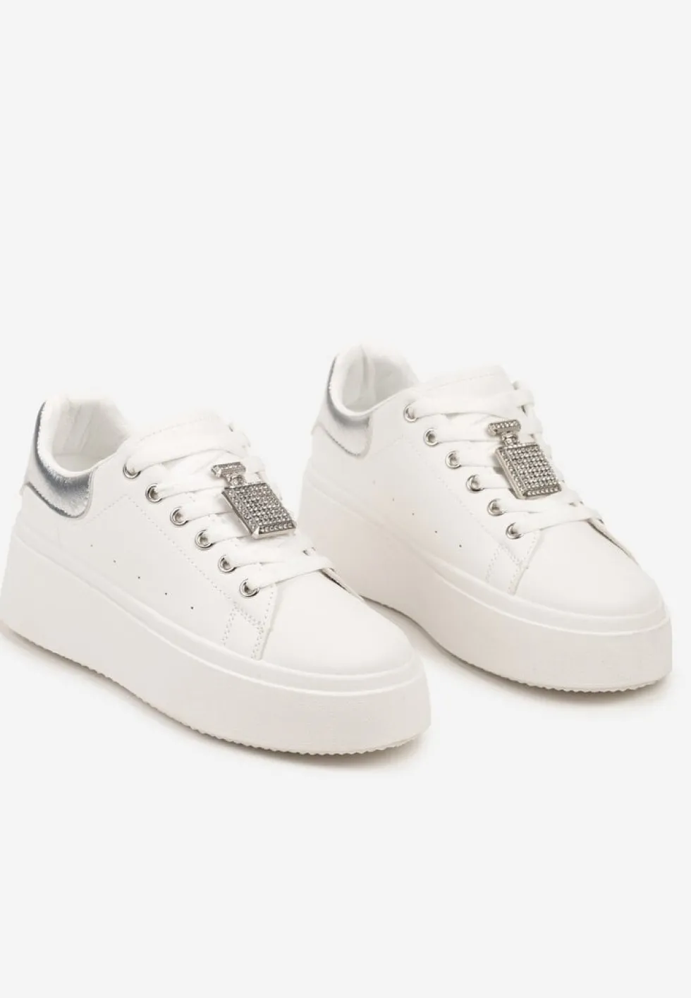 Biało-Srebrne Sneakersy na Platformie Ozdobione Cyrkoniami i Aplikacją 3D Daneria