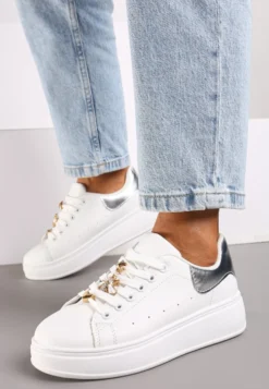 Biało-Srebrne Sneakersy na Platformie Wykończone Cyrkoniowymi Aplikacjami Vliorina