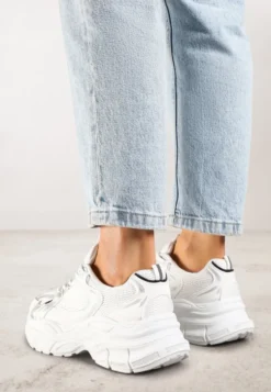 Biało-Srebrne Sneakersy Vices na Platformie Ozdobione Tłoczeniem Natiselle