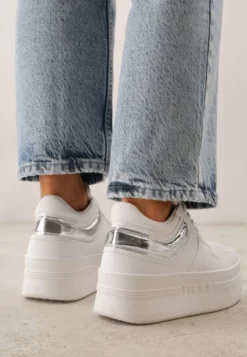 Biało-Srebrne Sneakersy VICES na Platformie Ozdobione Tłoczonym Napisem Berolla