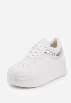Biało-Srebrne Sneakersy VICES na Platformie Ozdobione Tłoczonym Napisem Berolla