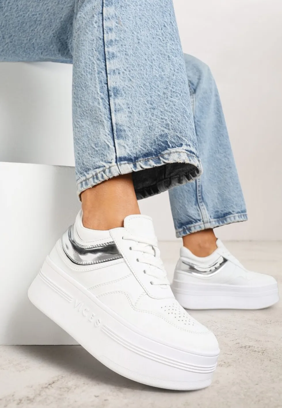 Biało-Srebrne Sneakersy Vices na Platformie z Tłoczonym Napisem ze Sznurowaniem Eanneth