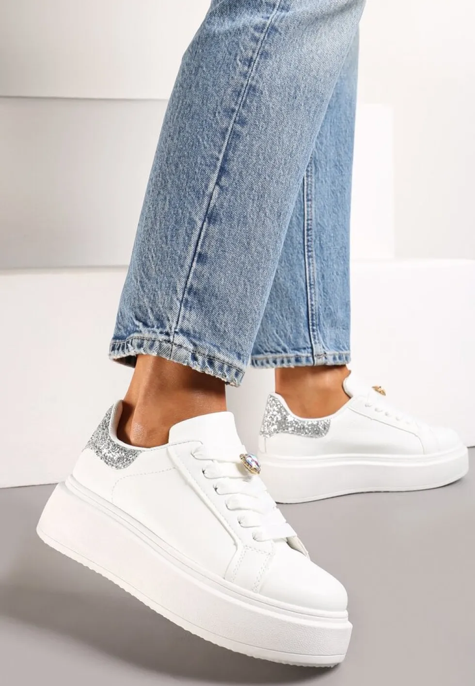 Biało-Srebrne Sneakersy z Brokatową Wstawką i Cyrkonią przy Sznurówkach Wineta