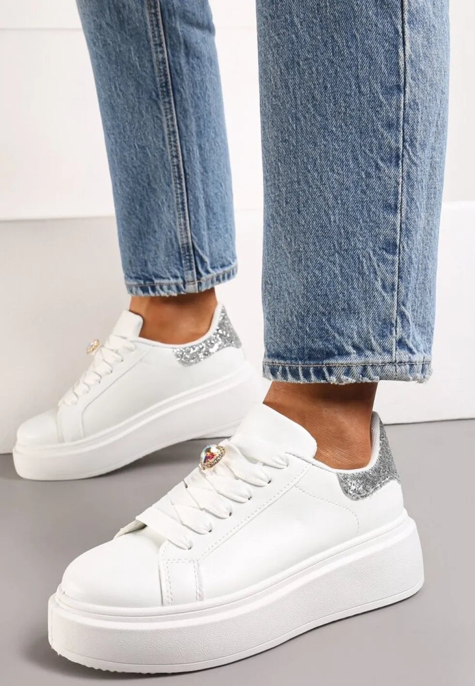 Biało-Srebrne Sneakersy z Brokatową Wstawką i Cyrkonią przy Sznurówkach Wineta