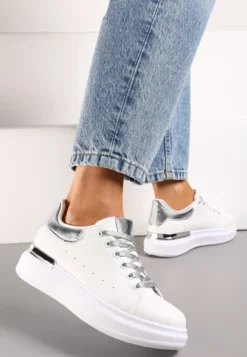 Biało-Srebrne Sneakersy z Brokatowymi Sznurowadłami i Metaliczną Wstawką na Platformie Vuriama