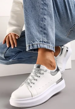 Biało-Srebrne Sneakersy z Brokatowymi Sznurowadłami i Metaliczną Wstawką na Platformie Vuriama