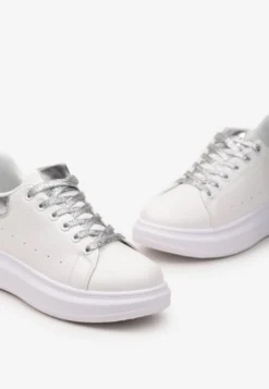 Biało-Srebrne Sneakersy z Brokatowymi Sznurowadłami i Metaliczną Wstawką na Platformie Vuriama