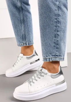 Biało-Srebrne Sneakersy z Brokatowymi Sznurowadłami i Metaliczną Wstawką na Platformie Vuriama