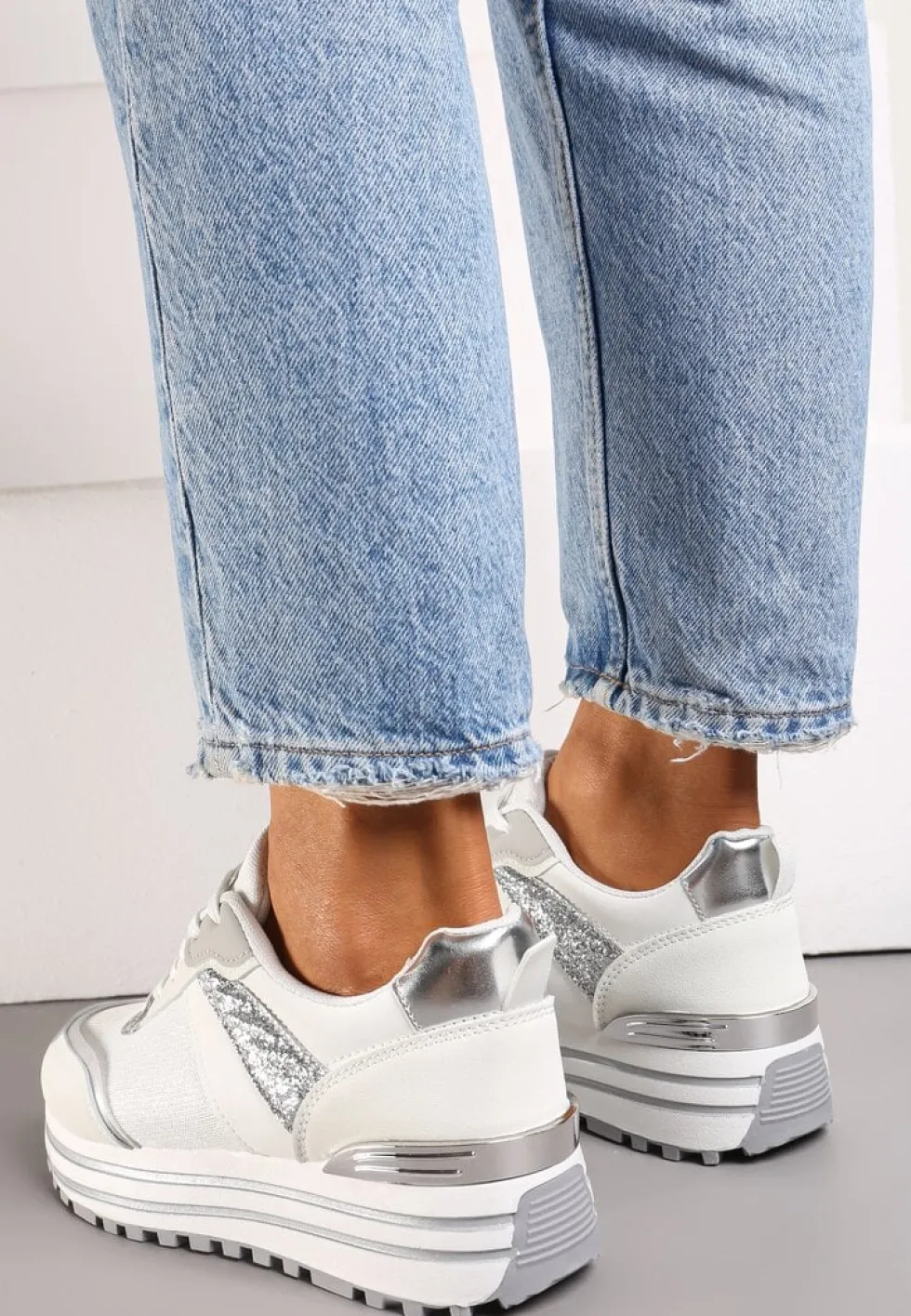 Biało-Srebrne Sneakersy z Brokatem na Ozdobnej Grubej Podeszwie Rilveia