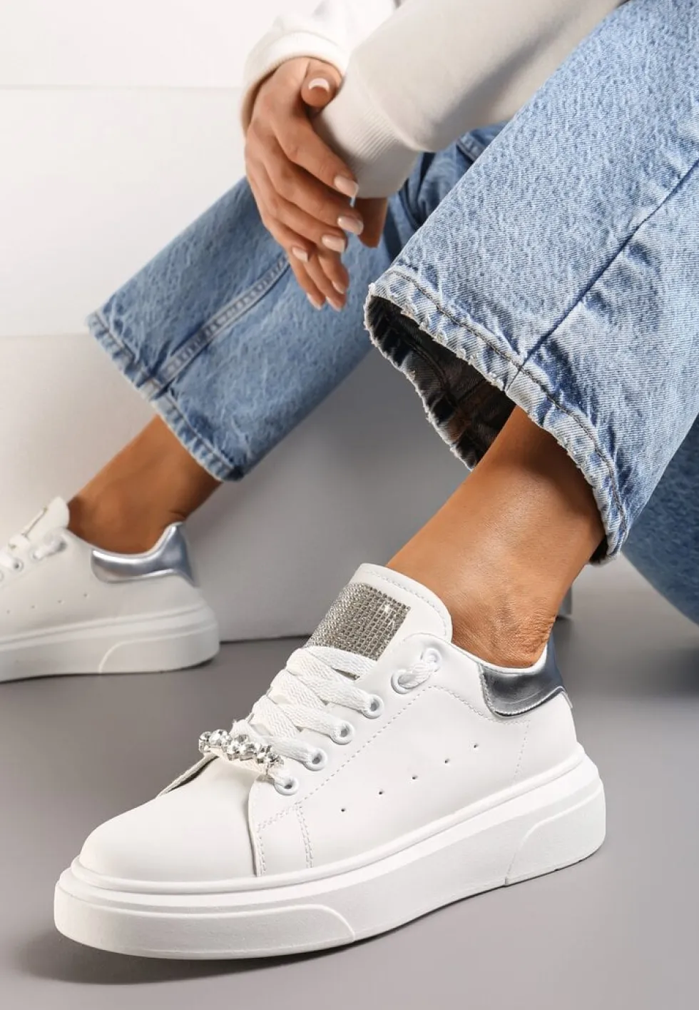 Biało-Srebrne Sneakersy z Cyrkoniami na Języku i Odpinaną Biżuteryjną Aplikacją na Sznurówkach Coletti