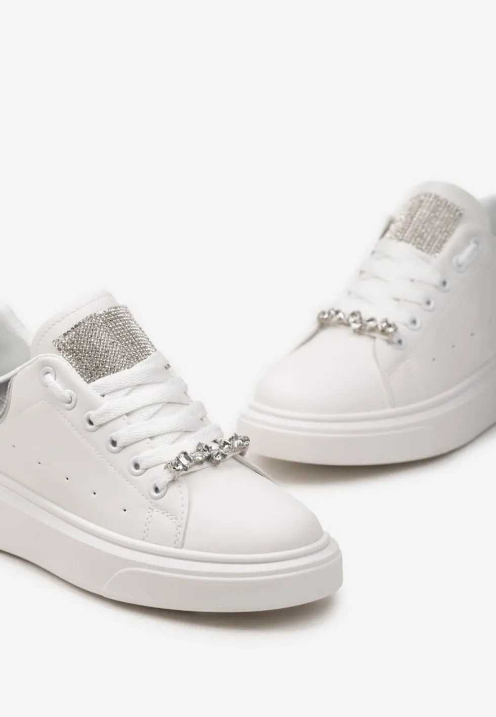 Biało-Srebrne Sneakersy z Cyrkoniami na Języku i Odpinaną Biżuteryjną Aplikacją na Sznurówkach Coletti