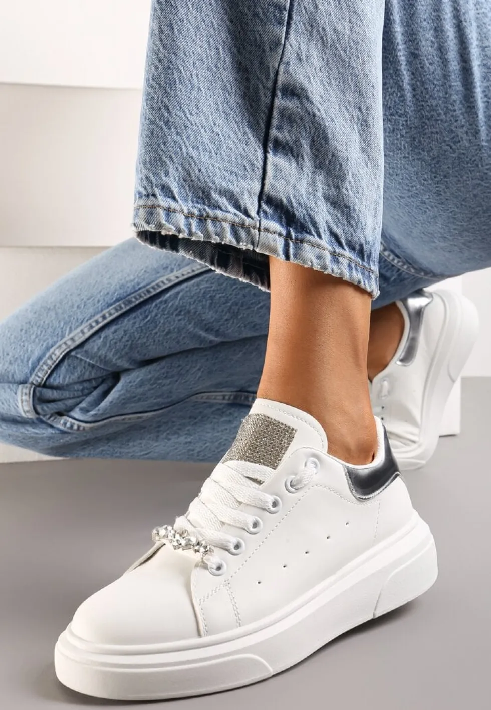 Biało-Srebrne Sneakersy z Cyrkoniami na Języku i Odpinaną Biżuteryjną Aplikacją na Sznurówkach Coletti