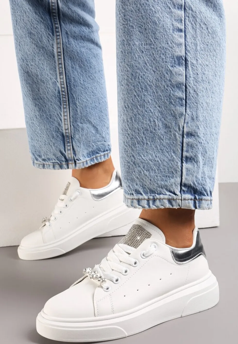 Biało-Srebrne Sneakersy z Cyrkoniami na Języku i Odpinaną Biżuteryjną Aplikacją na Sznurówkach Coletti