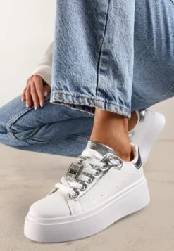 Biało-Srebrne Sneakersy z Metaliczną Zawieszką na Sznurówkach Ozdobioną Cyrkoniami Edosa