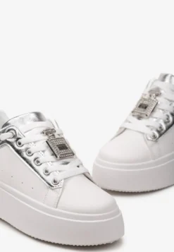 Biało-Srebrne Sneakersy z Metaliczną Zawieszką na Sznurówkach Ozdobioną Cyrkoniami Edosa