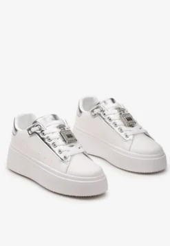 Biało-Srebrne Sneakersy z Metaliczną Zawieszką na Sznurówkach Ozdobioną Cyrkoniami Edosa