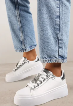 Biało-Srebrne Sneakersy z Metaliczną Zawieszką na Sznurówkach Ozdobioną Cyrkoniami Edosa