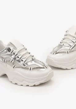 Biało-Srebrne Sneakersy z Metalicznymi Wstawkami na Niskiej Platformie z Ozdobnym Sznurkiem Oiriema