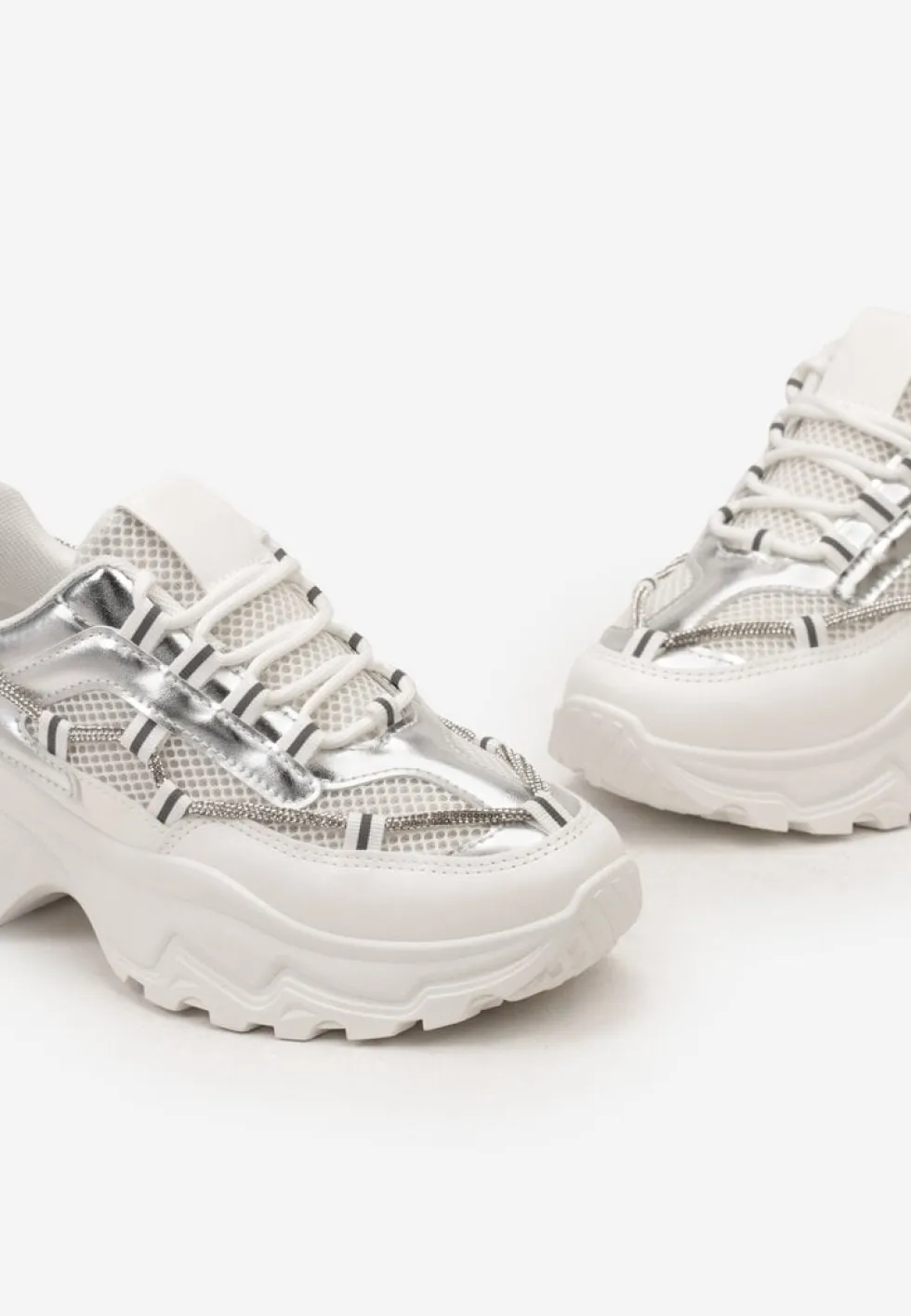 Biało-Srebrne Sneakersy z Metalicznymi Wstawkami na Niskiej Platformie z Ozdobnym Sznurkiem Oiriema