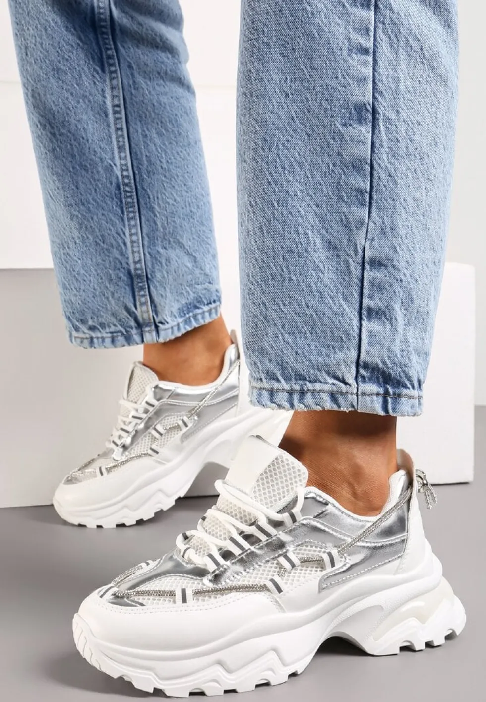 Biało-Srebrne Sneakersy z Metalicznymi Wstawkami na Niskiej Platformie z Ozdobnym Sznurkiem Oiriema