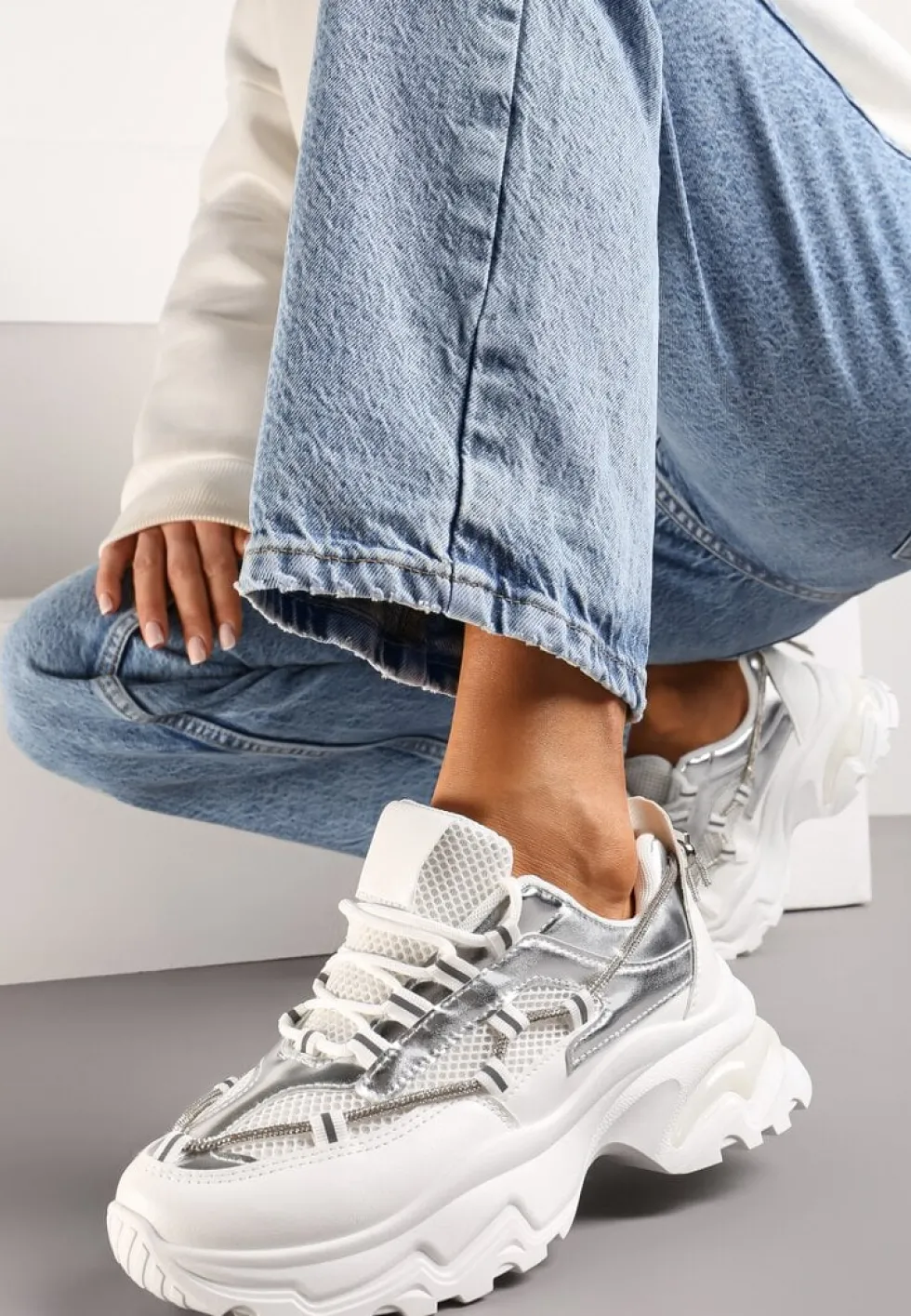 Biało-Srebrne Sneakersy z Metalicznymi Wstawkami na Niskiej Platformie z Ozdobnym Sznurkiem Oiriema