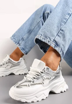 Biało-Srebrne Sneakersy z Metalicznymi Wstawkami na Niskiej Platformie z Ozdobnym Sznurkiem Oiriema