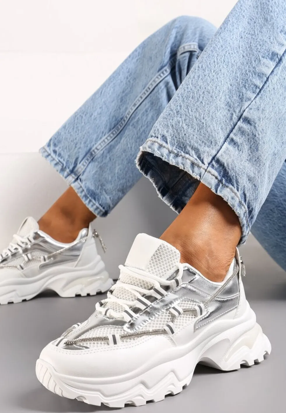 Biało-Srebrne Sneakersy z Metalicznymi Wstawkami na Niskiej Platformie z Ozdobnym Sznurkiem Oiriema