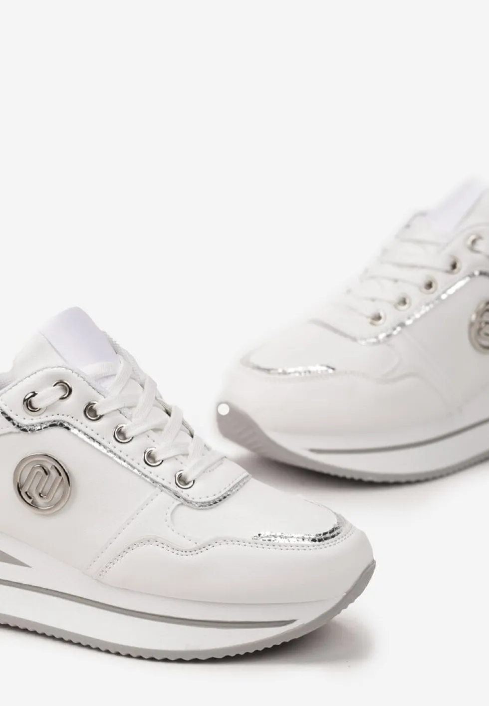 Biało-Srebrne Sneakersy z Okrągłą Naszywką i Platformą Viliera
