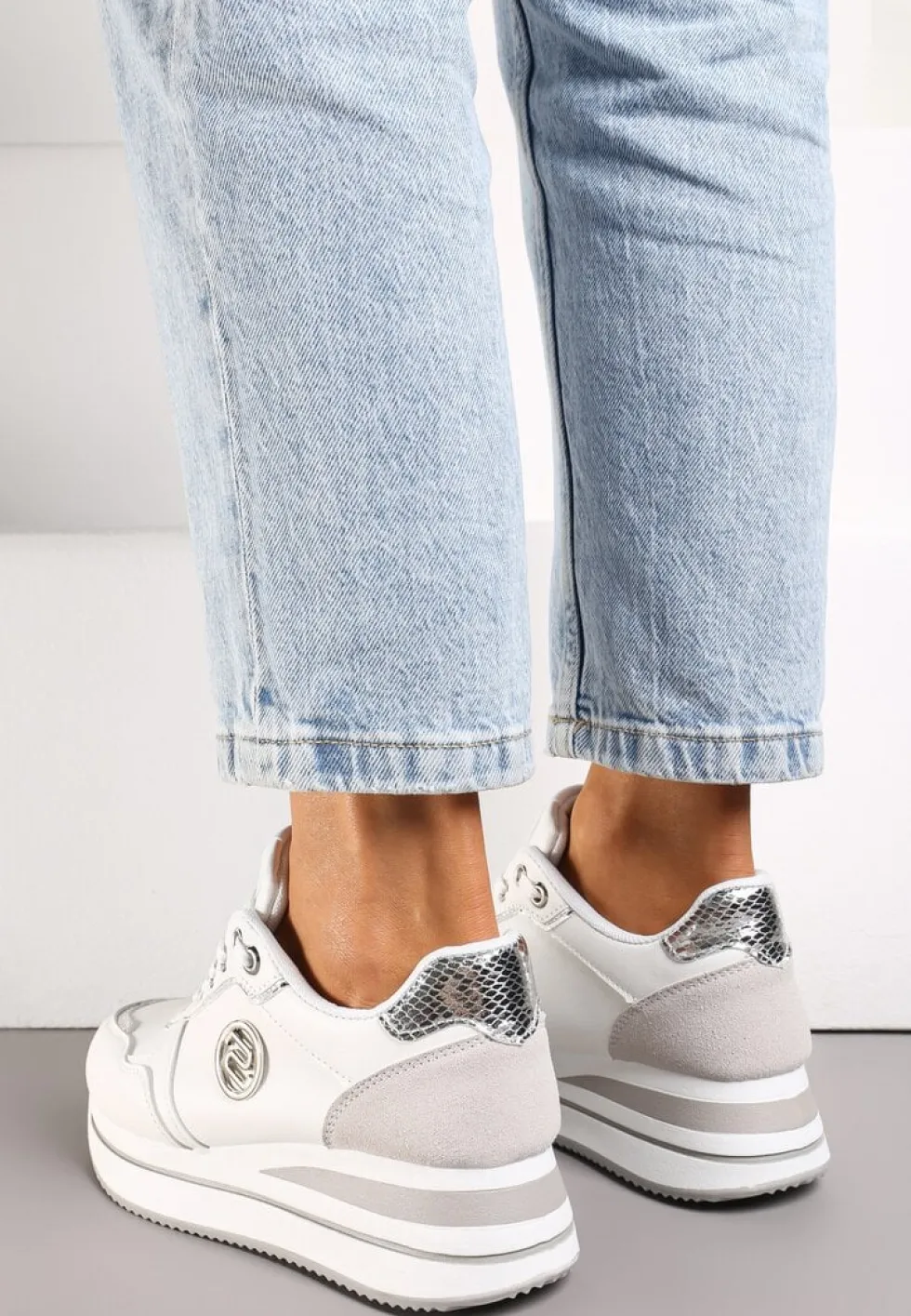 Biało-Srebrne Sneakersy z Okrągłą Naszywką i Platformą Viliera