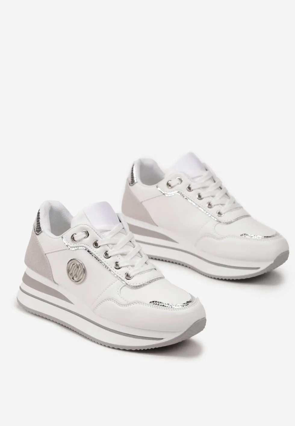 Biało-Srebrne Sneakersy z Okrągłą Naszywką i Platformą Viliera