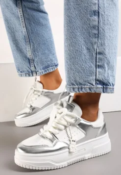 Biało-Srebrne Sneakersy z Zawieszką Misia i Szerokimi Sznurowadłami Alrikad