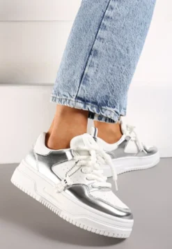 Biało-Srebrne Sneakersy z Zawieszką Misia i Szerokimi Sznurowadłami Alrikad