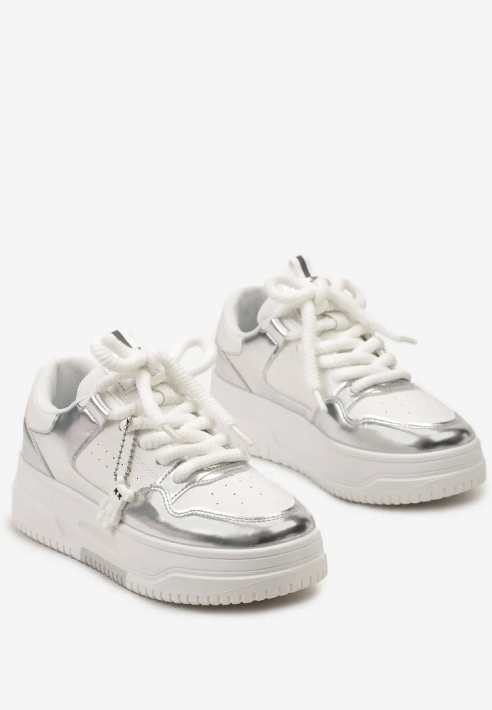 Biało-Srebrne Sneakersy z Zawieszką Misia i Szerokimi Sznurowadłami Alrikad